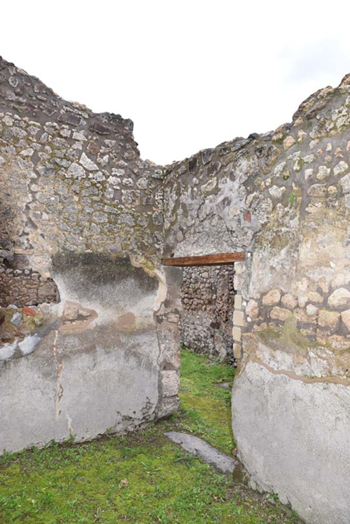 IX.5.18 Pompeii. March 2018.  Room “s”, south-east corner and doorway to corridor “q”.
Foto Annette Haug, ERC Grant 681269 DÉCOR.
