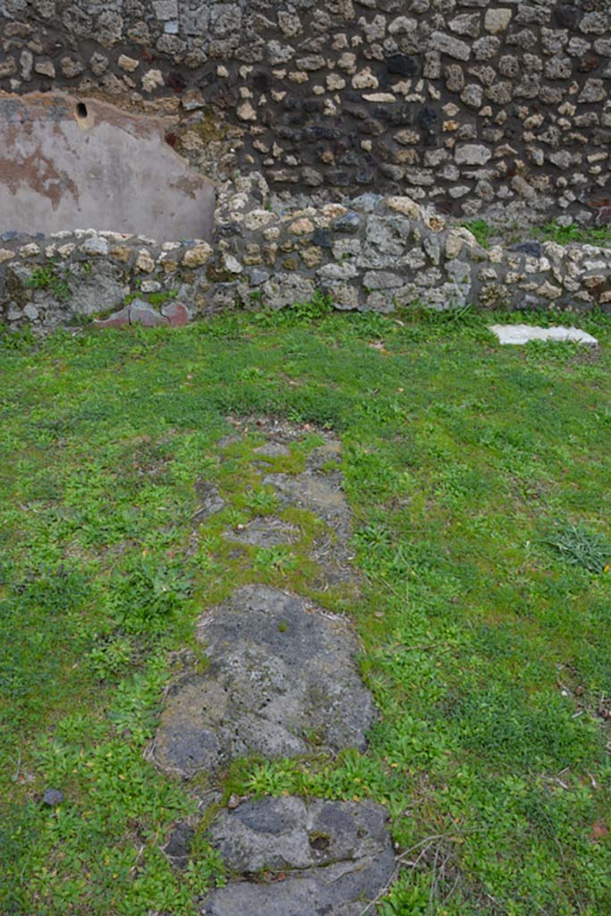 IX.5.18 Pompeii. March 2018. Room “l” (L), threshold of doorway, leading east.
Foto Annette Haug, ERC Grant 681269 DÉCOR.