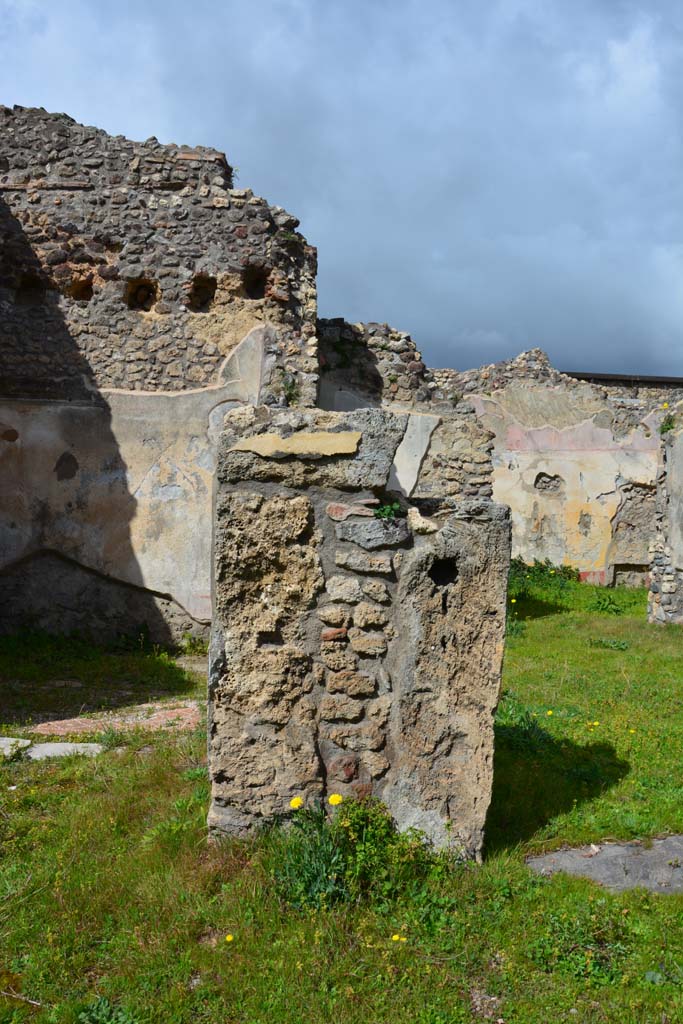 IX.5.18 Pompeii. March 2017.
Room l (L), looking north from atrium towards pilaster at west end of doorway.
Foto Christian Beck, ERC Grant 681269 DÉCOR.