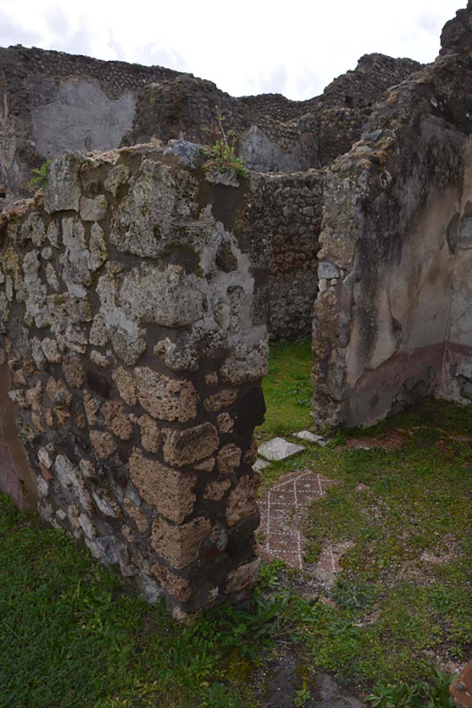 IX.5.18 Pompeii. March 2018. Room “l” (L), looking towards south side of doorway in west wall.
Foto Annette Haug, ERC Grant 681269 DÉCOR.