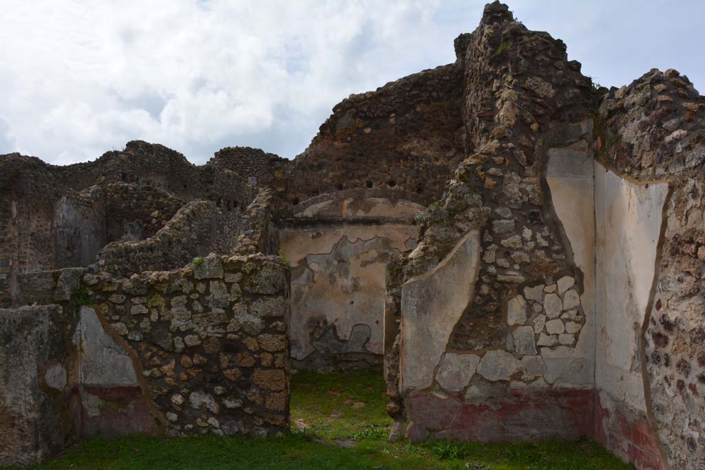 IX.5.18 Pompeii. March 2018. Room “l” (L), looking towards west wall with doorway into room “p”.
Foto Annette Haug, ERC Grant 681269 DÉCOR.