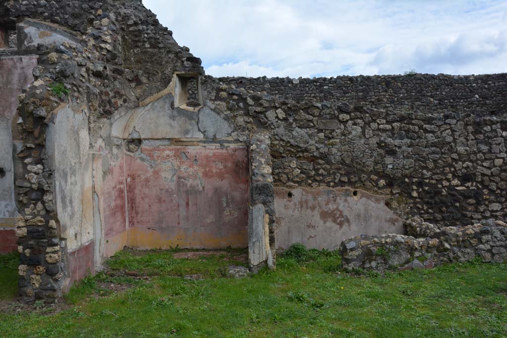 IX.5.18 Pompeii. March 2018.
Room “l” (L), looking towards rooms on east side, room “n”, on left, and room “m”, on right.
Foto Annette Haug, ERC Grant 681269 DÉCOR.