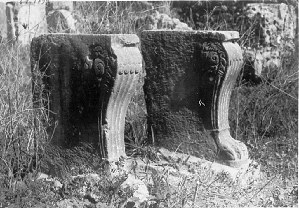 IX.5.18 Pompeii. 1961 photo of table legs in situ in atrium “b”.
DAIR 61.1126. Photo © Deutsches Archäologisches Institut, Abteilung Rom, Arkiv.
See http://arachne.uni-koeln.de/item/marbilderbestand/936487