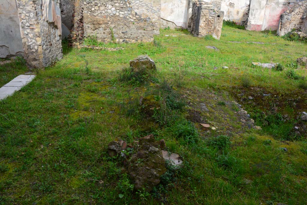 IX.5.18 Pompeii. March 2017. Room b, looking north across west side of pool in atrium/garden area.
Foto Christian Beck, ERC Grant 681269 DÉCOR.