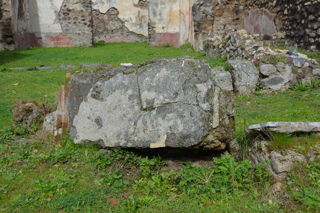 IX.5.18 Pompeii. March 2018. Atrium “b”, looking north in north-east corner of pool.
Foto Annette Haug, ERC Grant 681269 DÉCOR.