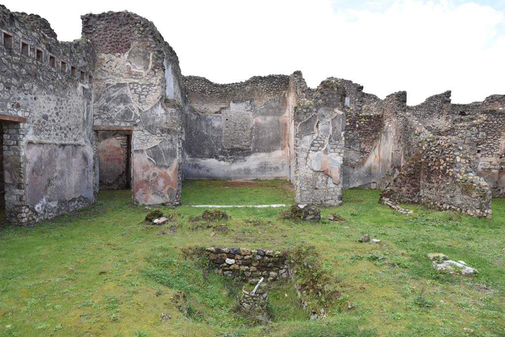 IX.5.18 Pompeii. March 2018. Atrium “b”, looking west from east side of pool.
Foto Annette Haug, ERC Grant 681269 DÉCOR.