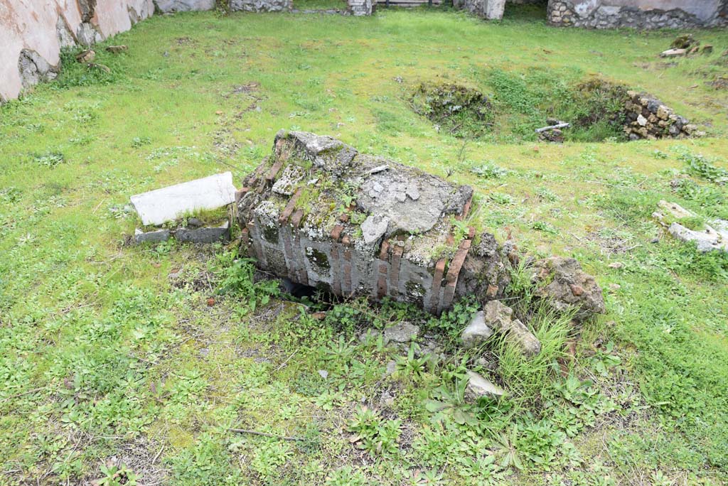 IX.5.18 Pompeii. March 2018. Atrium “b”, looking south towards fallen pillar from north-east side of pool.
Foto Annette Haug, ERC Grant 681269 DÉCOR.