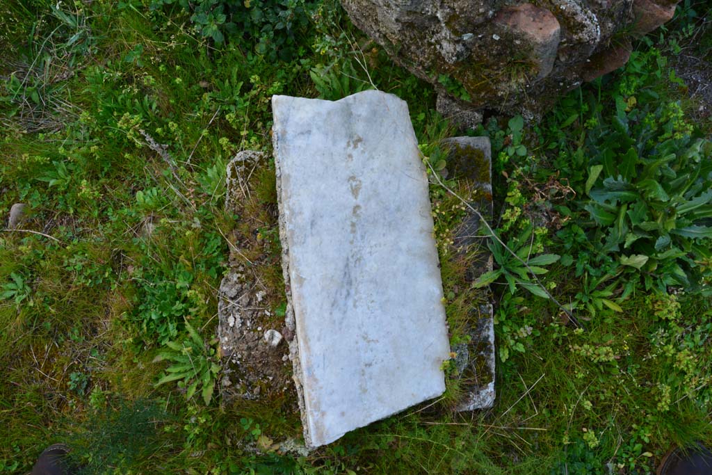IX.5.18 Pompeii. March 2017. Room b, marble slab in atrium/garden area.
Foto Christian Beck, ERC Grant 681269 DÉCOR.