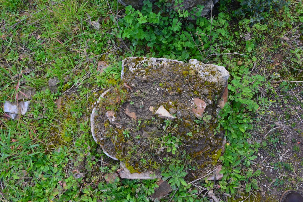 IX.5.18 Pompeii. March 2017.
Room b, remains of a pillar into which a semi-column was built into it, structure from west end of atrium/courtyard garden area.
Foto Christian Beck, ERC Grant 681269 DÉCOR.