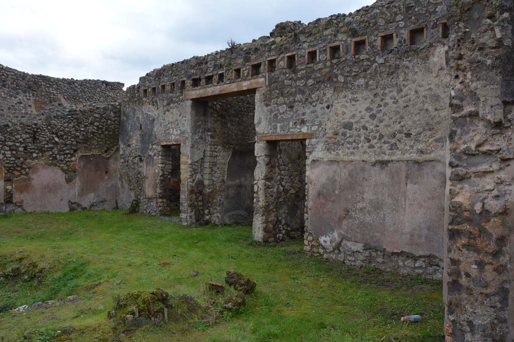 IX.5.18 Pompeii. March 2018. Atrium “b”, looking south-east from triclinium “f”, towards entrance doorway.
Foto Annette Haug, ERC Grant 681269 DÉCOR.