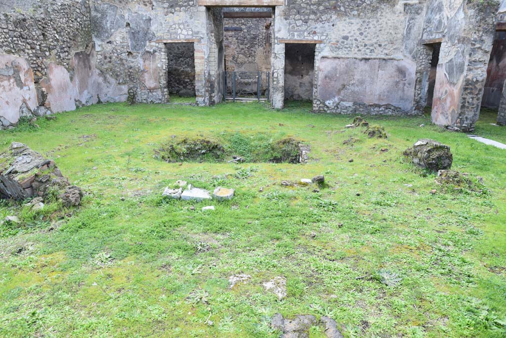 IX.5.18 Pompeii. March 2018. Looking south across atrium/courtyard garden with entrance doorway, in centre.
Foto Annette Haug, ERC Grant 681269 DÉCOR.