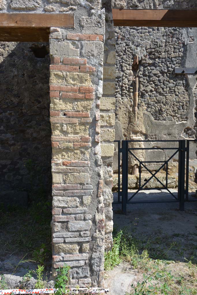 IX.5.18 Pompeii. May 2017.
Room b, south side, pilaster between doorway to room h, on left, and entrance corridor.
Foto Christian Beck, ERC Grant 681269 DÉCOR