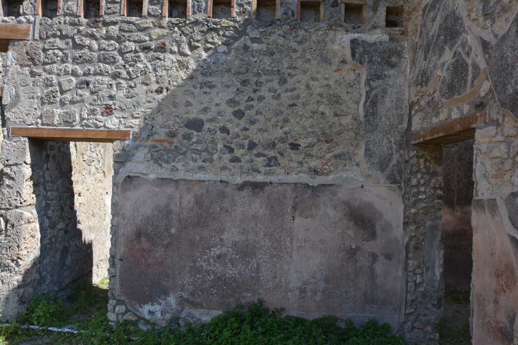 IX.5.18 Pompeii. May 2017.
Room b, south-west corner, with doorway to room c, on left, and to room d, on right.
Foto Christian Beck, ERC Grant 681269 DÉCOR.