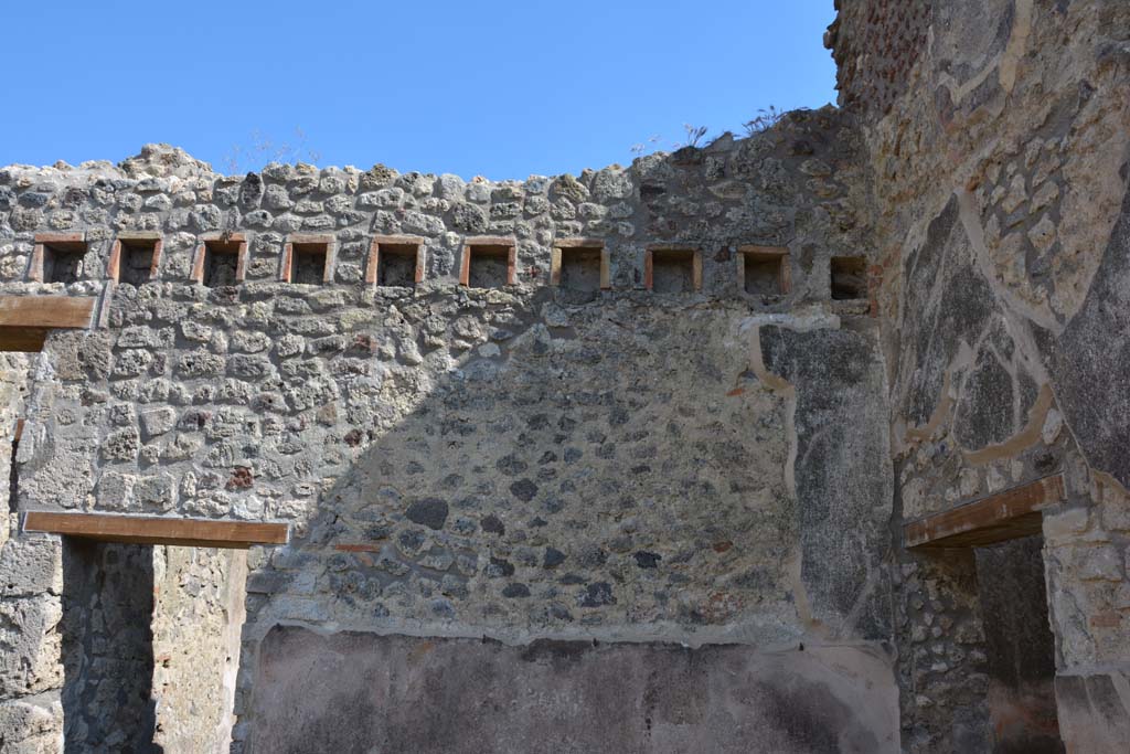 IX.5.18 Pompeii. May 2017. Room b, upper south-west corner.
Foto Christian Beck, ERC Grant 681269 DÉCOR.