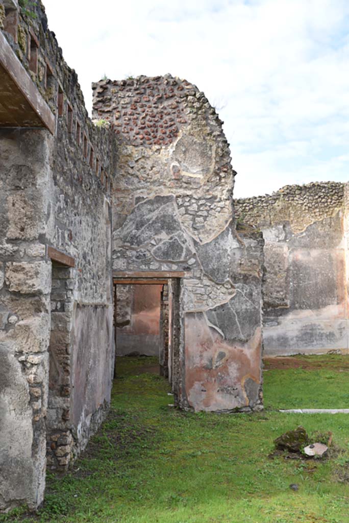 IX.5.18 Pompeii. March 2018.
Looking west in south-west corner of atrium/courtyard garden, towards doorway to room “d”.
Foto Annette Haug, ERC Grant 681269 DÉCOR.