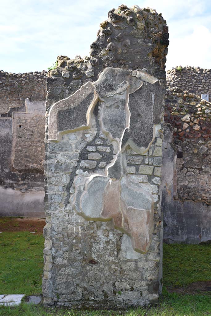 IX.5.18 Pompeii. March 2018.
Room “b”, west side, pilaster between room “f”, on left, and room “g”, on right.
Foto Annette Haug, ERC Grant 681269 DÉCOR.