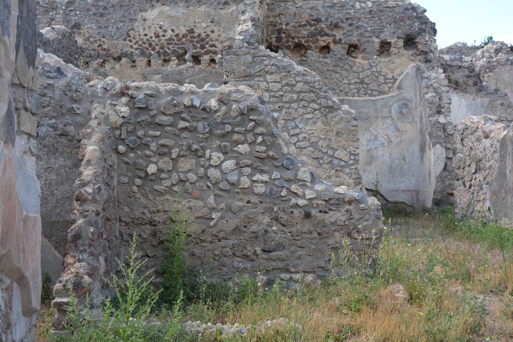 IX.5.18 Pompeii. May 2017.
Room “b”, north-west corner, looking north towards area “z”, with doorway to room “g”, on left, and room “p”, on right.
Foto Christian Beck, ERC Grant 681269 DÉCOR.