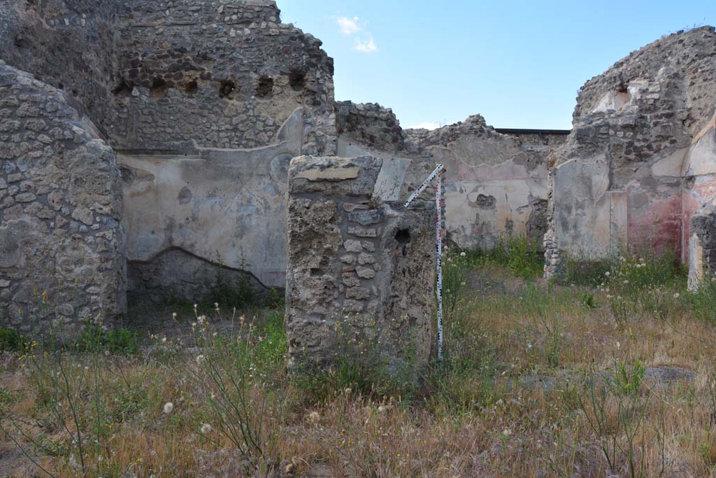 IX.5.18 Pompeii. May 2017.
Room b, north side of atrium/garden, looking towards pilaster on west side of entrance to room l (L), on right, with room p, on left.
Foto Christian Beck, ERC Grant 681269 DÉCOR.