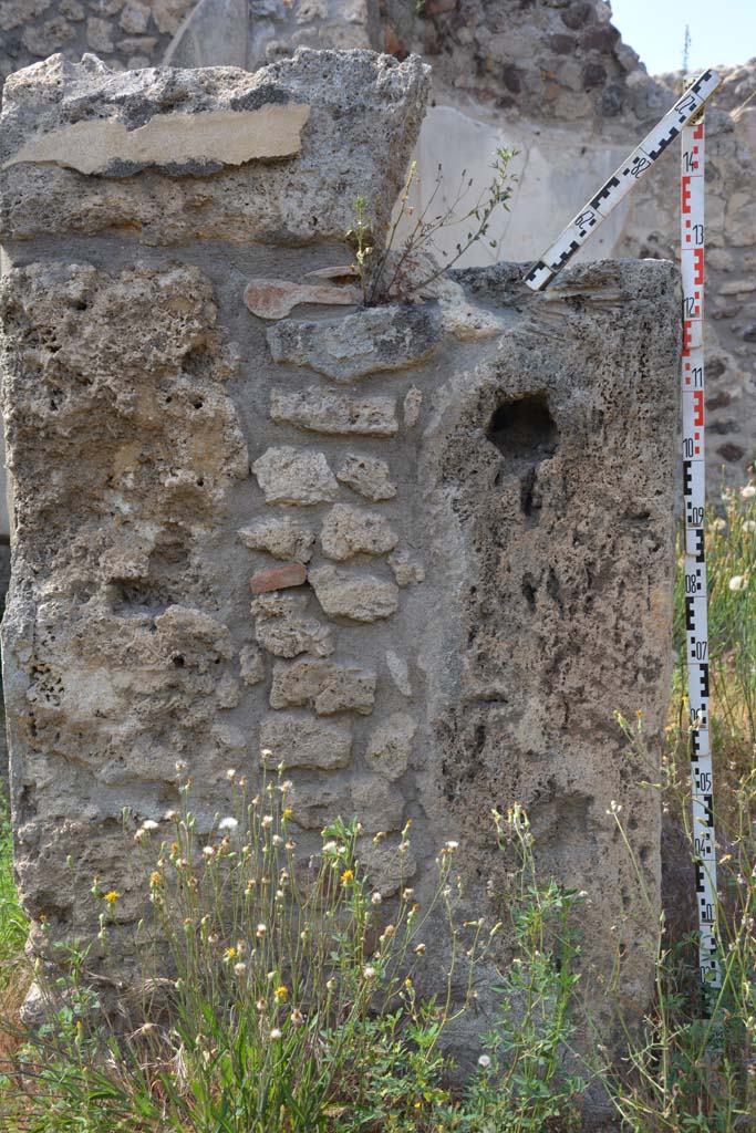 IX.5.18 Pompeii. May 2017. Room b, detail of pilaster on north side of atrium/garden.
Foto Christian Beck, ERC Grant 681269 DÉCOR.