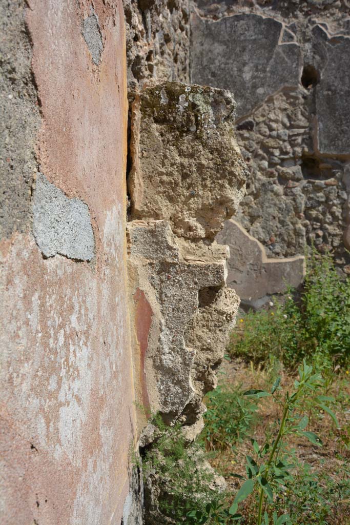 IX.5.18 Pompeii. May 2017.
Room b, south-east corner, looking south towards remains of wall of room i.
Foto Christian Beck, ERC Grant 681269 DÉCOR.