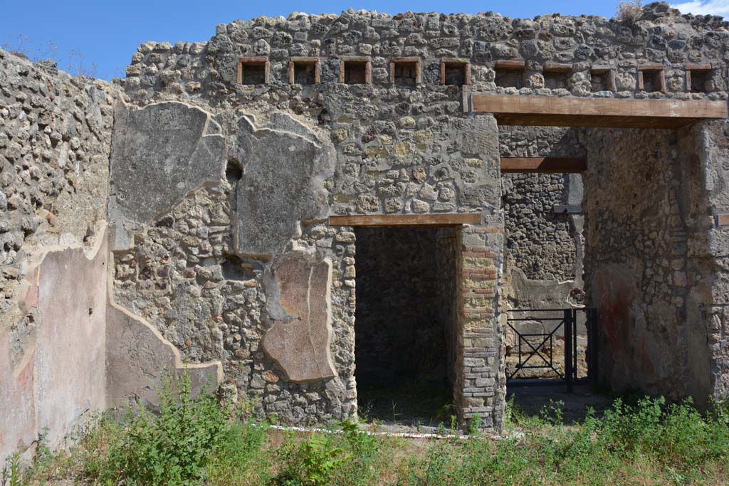 IX.5.18 Pompeii. May 2017.
Room b, south-east corner of atrium/garden, with area of room i, on left, and doorway to room h, and entrance corridor, centre and right.
Foto Christian Beck, ERC Grant 681269 DÉCOR.