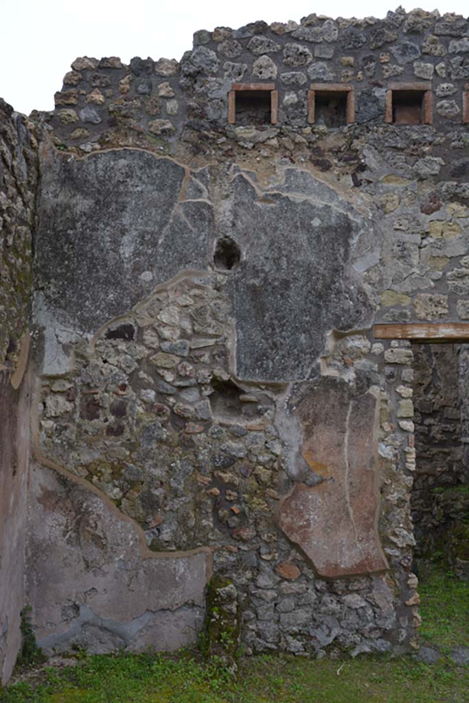 IX.5.18 Pompeii. March 2018. South wall in south-east corner of atrium/courtyard garden.
Foto Annette Haug, ERC Grant 681269 DÉCOR.