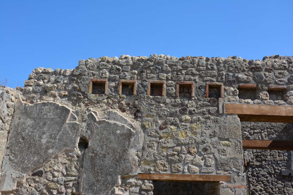 IX.5.18 Pompeii. May 2017. Room b, upper south wall above room h, and entrance corridor.
Foto Christian Beck, ERC Grant 681269 DÉCOR.