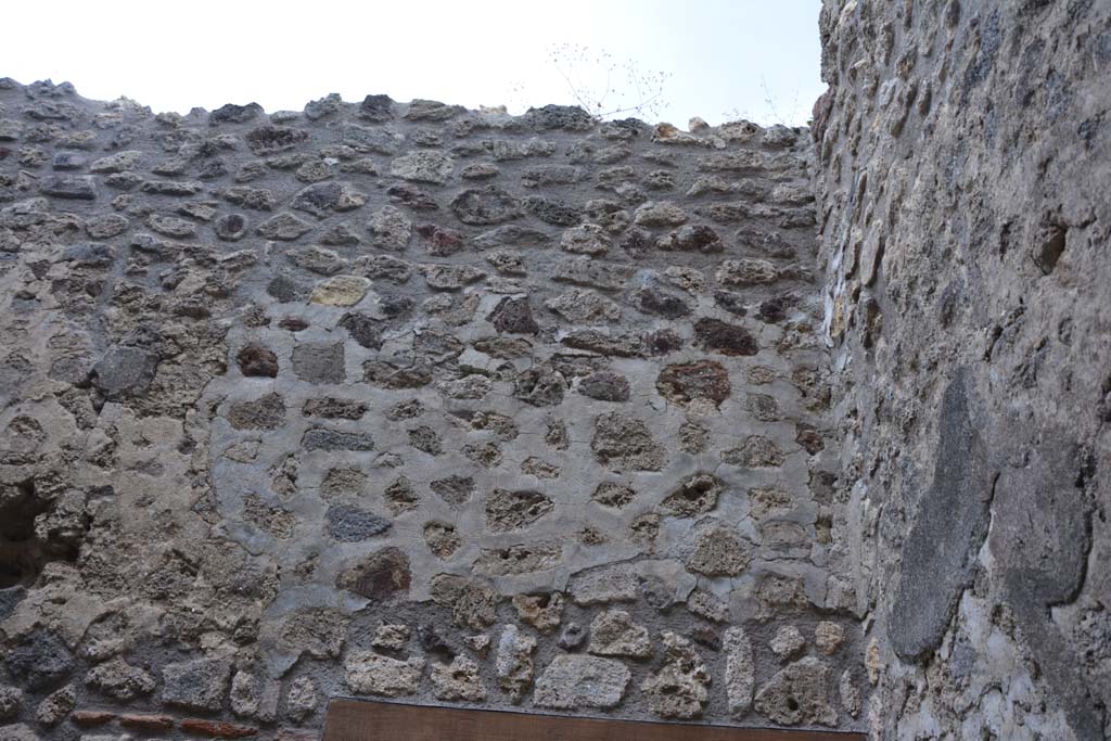 IX.5.18 Pompeii. May 2017. Room c, upper north wall in north-east corner above doorway to atrium/garden area.
Foto Christian Beck, ERC Grant 681269 DÉCOR.
