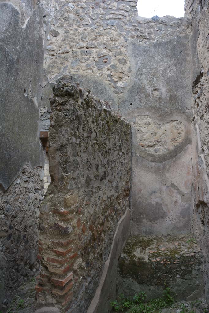 IX.5.18 Pompeii. May 2017. 
Room c, looking west along south wall of area on north side with bench. 
Foto Christian Beck, ERC Grant 681269 DÉCOR.

