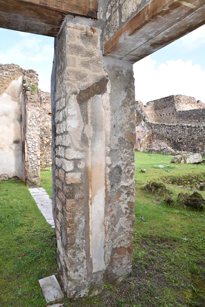 IX.5.18 Pompeii. March 2018.
Room “d”, looking north to pilaster with doorway to triclinium “f”, on left and into atrium “b”, on right.
Foto Annette Haug, ERC Grant 681269 DÉCOR.