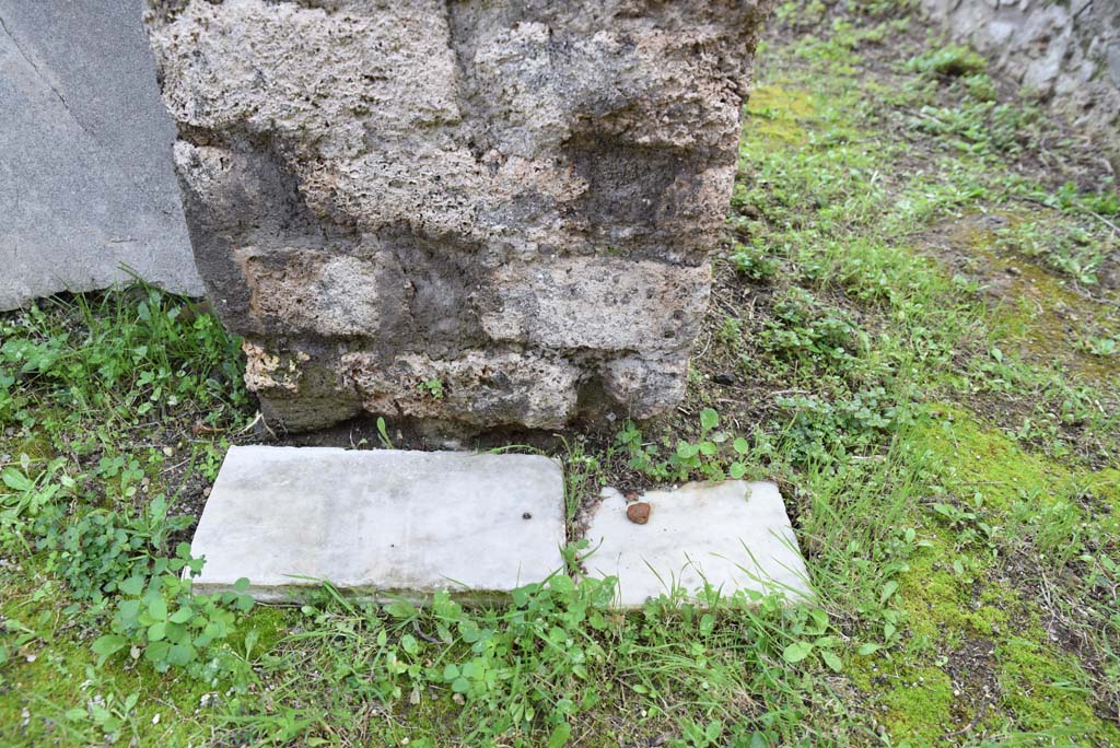 IX.5.18 Pompeii. March 2018. Room “d”, east side of lower doorway into triclinium “f”.
Foto Annette Haug, ERC Grant 681269 DÉCOR.