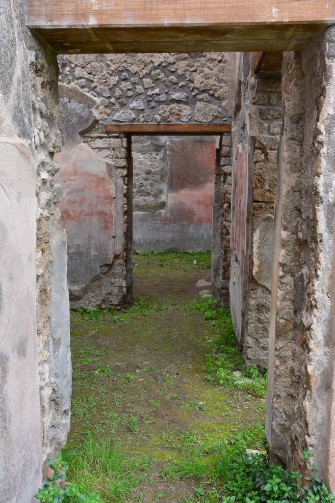 IX.5.18 Pompeii. March 2017.
Room d, looking west through doorway from atrium b, across room d, and into room e.
Foto Christian Beck, ERC Grant 681269 DÉCOR.