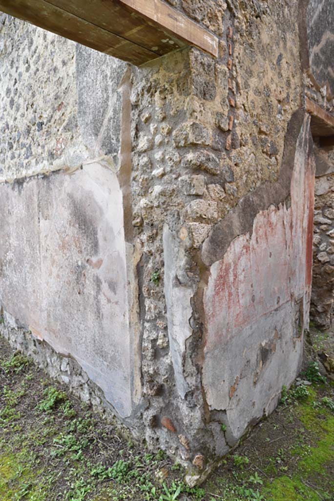 IX.5.18 Pompeii. March 2018. Room “d”, south side of doorway towards atrium “b”, looking east.
Foto Annette Haug, ERC Grant 681269 DÉCOR.