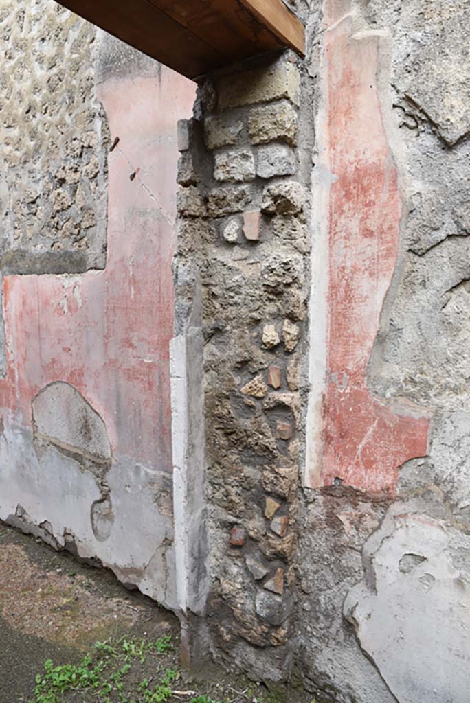 IX.5.18 Pompeii. March 2018.
Room “d”, looking west towards north side of doorway into room “e”.
Foto Annette Haug, ERC Grant 681269 DÉCOR.