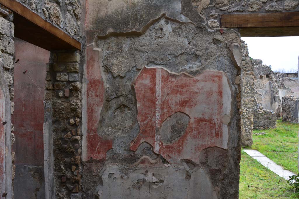 IX.5.18 Pompeii. March 2017.
Room d, north-west corner with doorway to room e, on left, and north wall with doorway into triclinium f, on right.
Foto Christian Beck, ERC Grant 681269 DÉCOR.
