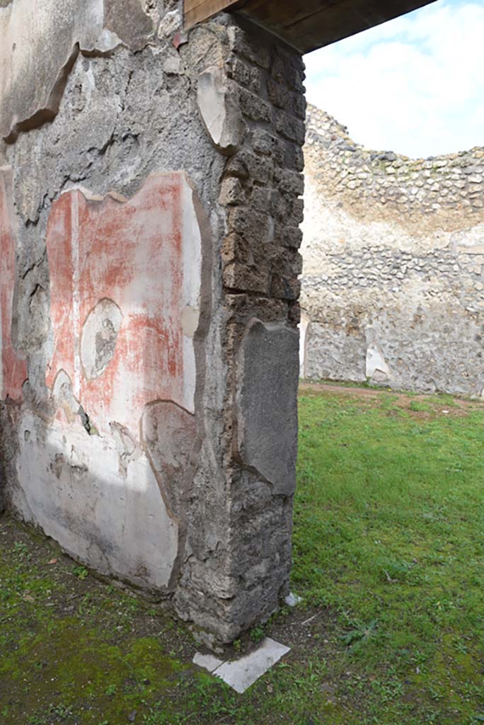 IX.5.18 Pompeii. March 2018.
Room “d”, looking towards west side of doorway in north wall into triclinium “f”.
Foto Annette Haug, ERC Grant 681269 DÉCOR.