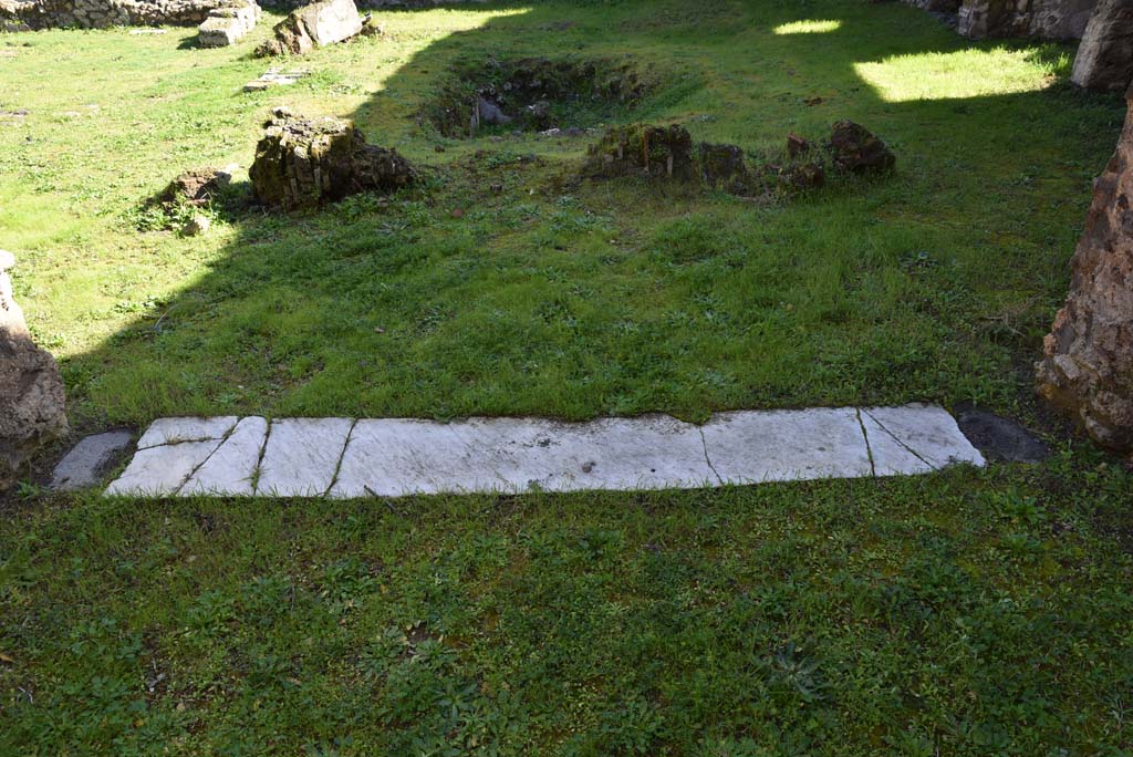 IX.5.18 Pompeii. March 2018. Triclinium “f”, looking east across threshold towards atrium “b”.
Foto Annette Haug, ERC Grant 681269 DÉCOR.