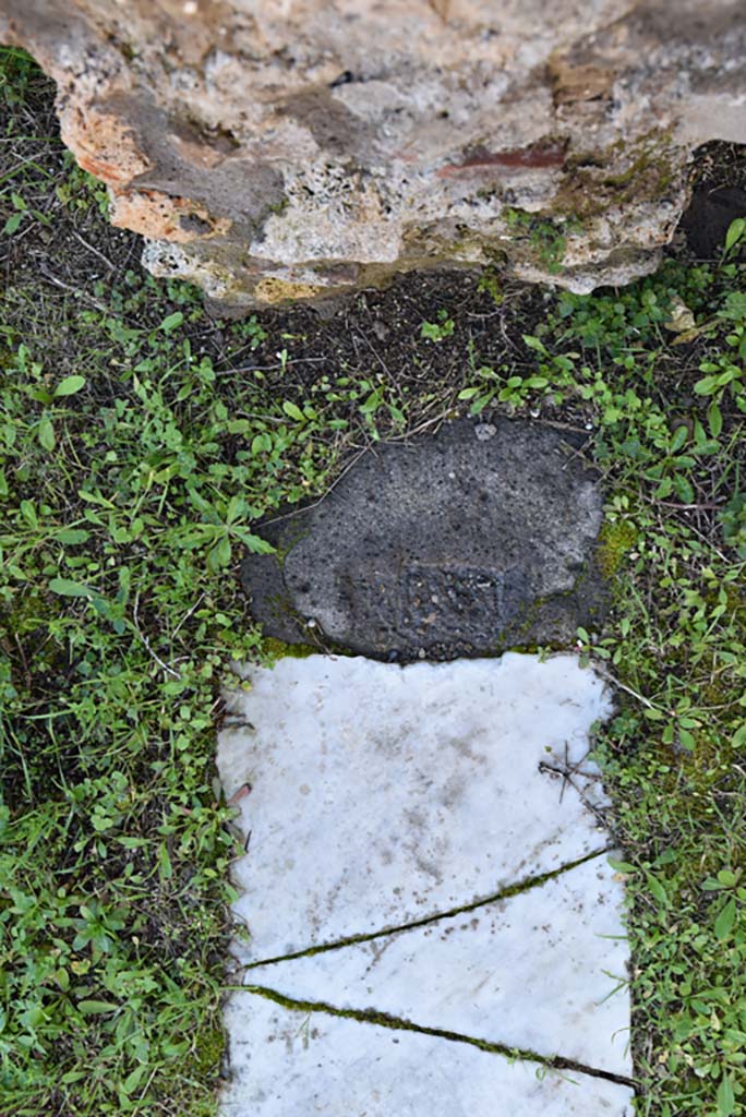 IX.5.18 Pompeii. March 2018. Triclinium “f”, detail of threshold at south end.
Foto Annette Haug, ERC Grant 681269 DÉCOR.