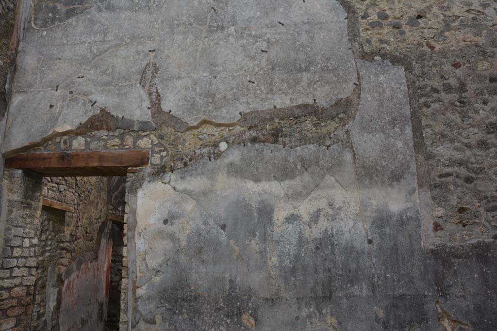 IX.5.18 Pompeii. March 2018. Room “f”, upper south wall near doorway at east end.
Foto Annette Haug, ERC Grant 681269 DÉCOR.