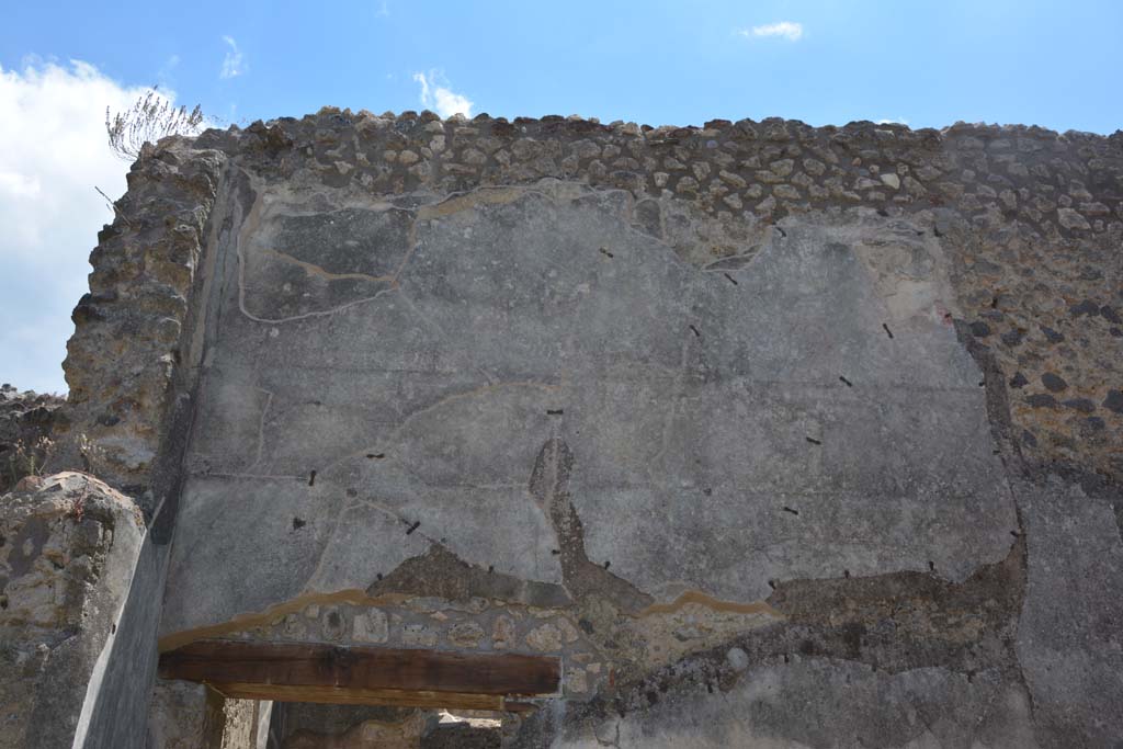 IX.5.18 Pompeii. May 2017. Room “f”, upper south wall above doorway at east end.
Foto Christian Beck, ERC Grant 681269 DÉCOR.