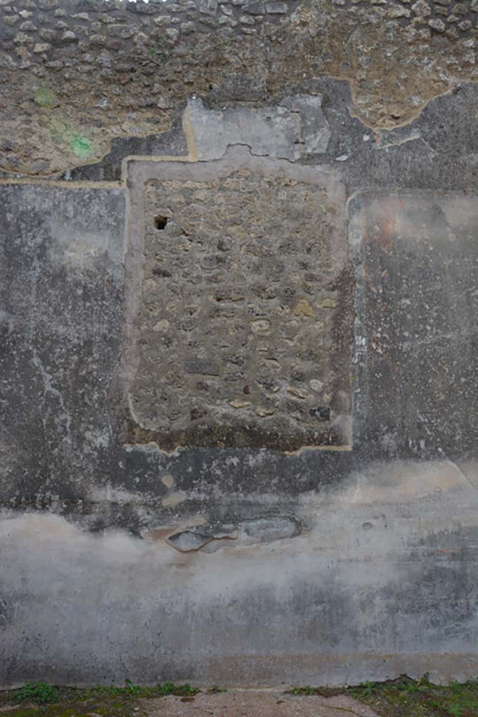 IX.5.18 Pompeii. March 2018. Triclinium “f”, site of central painting from west wall. 
Foto Annette Haug, ERC Grant 681269 DÉCOR.

