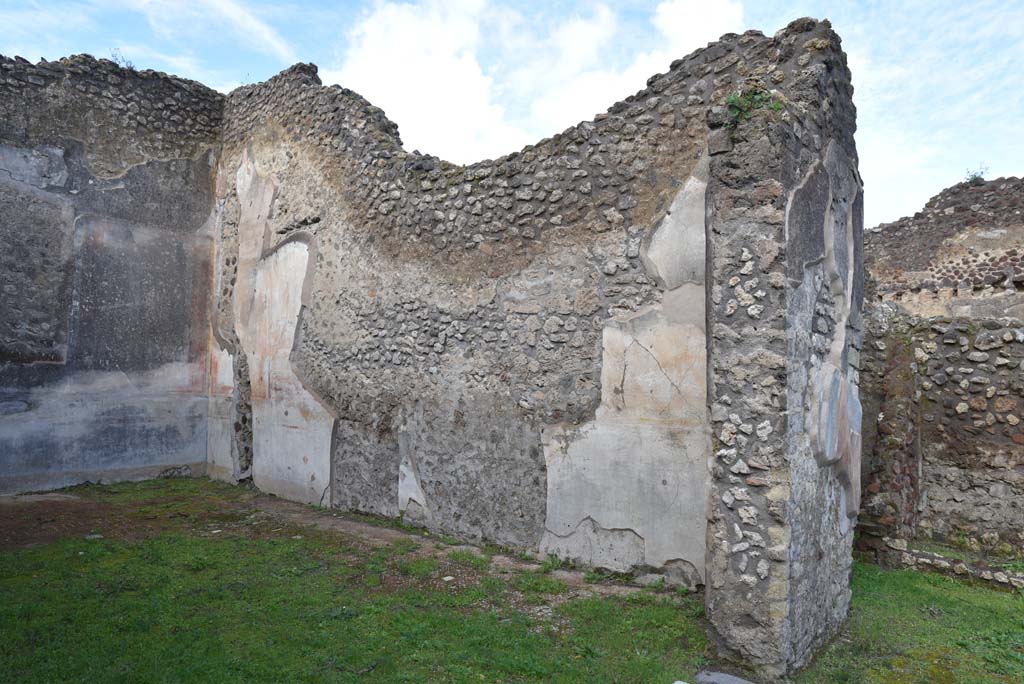 IX.5.18 Pompeii. March 2018. 
Triclinium “f”, looking west along north wall, with west side of atrium “b” and doorway to room “g”, on right.
Foto Annette Haug, ERC Grant 681269 DÉCOR.
