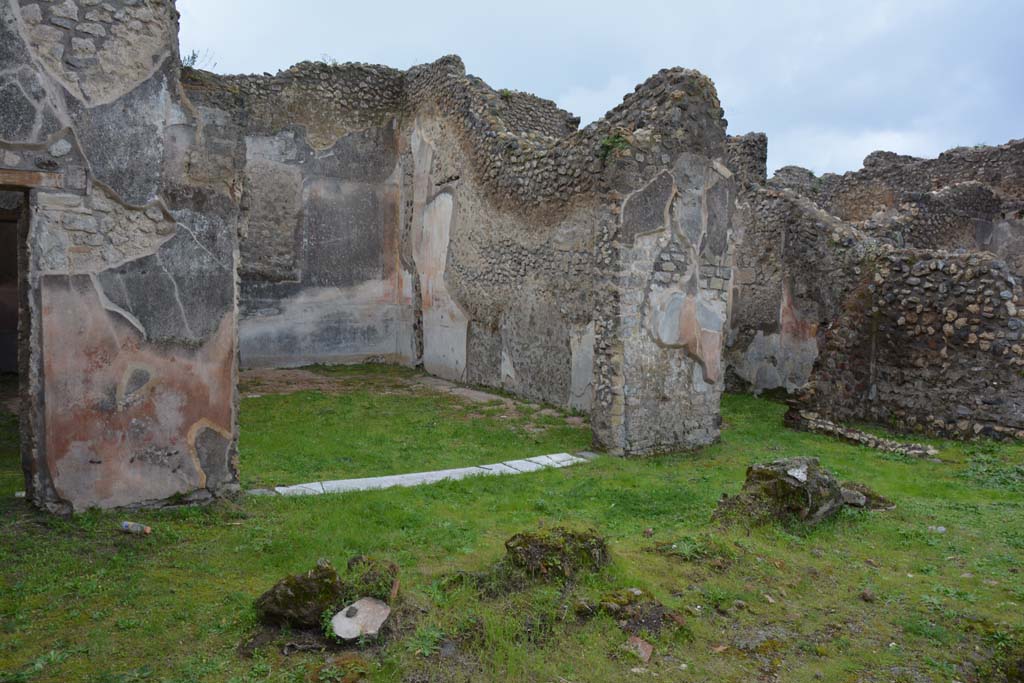 IX.5.18 Pompeii. March 2018. Looking west across atrium “b” towards triclinium “f” with doorway to room “g”, on right.
Foto Annette Haug, ERC Grant 681269 DÉCOR.
