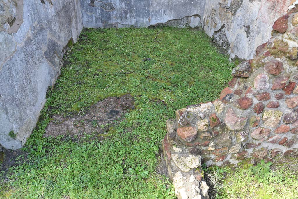 IX.5.18 Pompeii. March 2018. Room “g”, looking west across flooring. 
Foto Annette Haug, ERC Grant 681269 DÉCOR.
