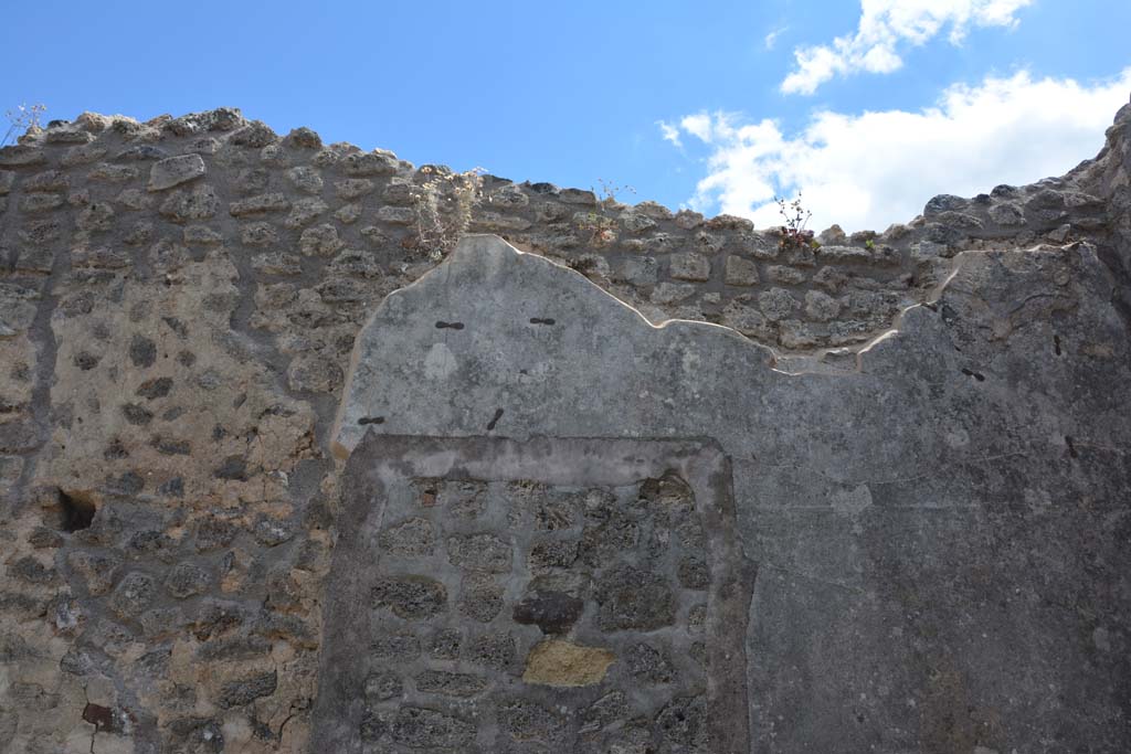 IX.5.18 Pompeii. May 2017. Room g, upper south wall above central painting.
Foto Christian Beck, ERC Grant 681269 DÉCOR.
