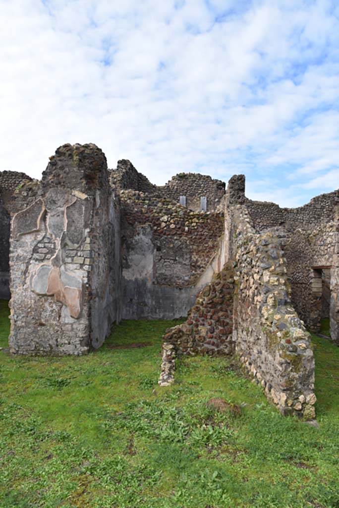 IX.5.18 Pompeii. March 2018. 
Atrium “b”, looking west towards room “g”, with area “z”, centre right.  
Foto Annette Haug, ERC Grant 681269 DÉCOR.

