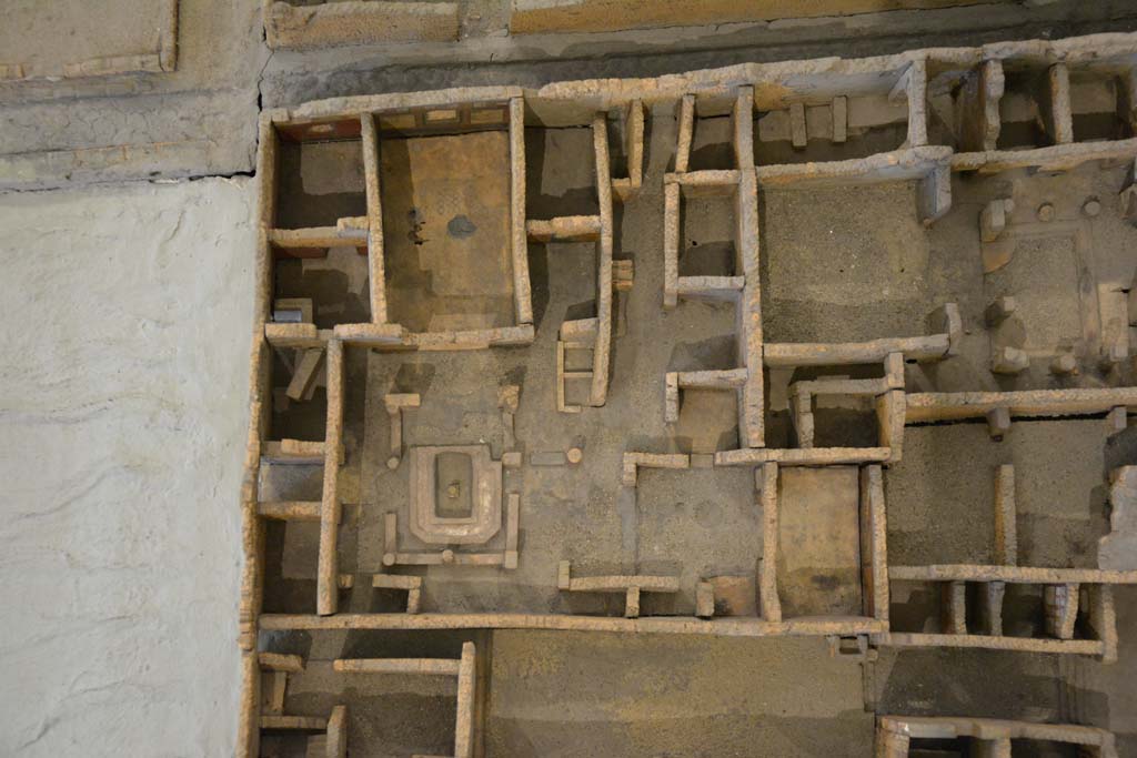 IX.5.18 Pompeii, in centre. July 2017. Overview of rooms and detail of atrium/garden area, with entrance at IX.5.18, on left.
From cork model in Naples Archaeological Museum.
Foto Annette Haug, ERC Grant 681269 DÉCOR