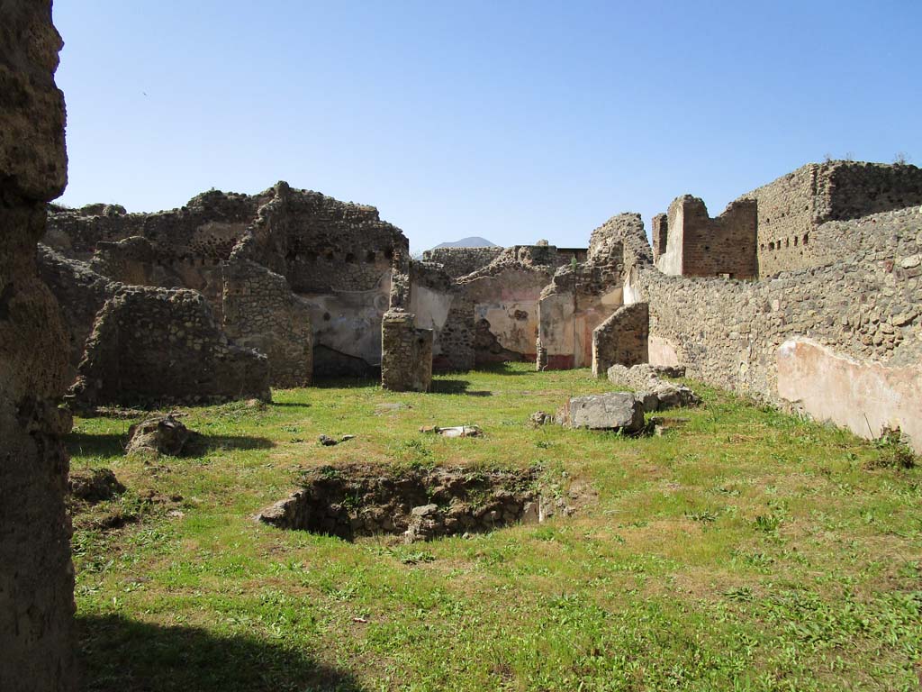 IX.5.18 Pompeii. April 2019. Looking north across atrium from entrance doorway.
Photo courtesy of Rick Bauer.