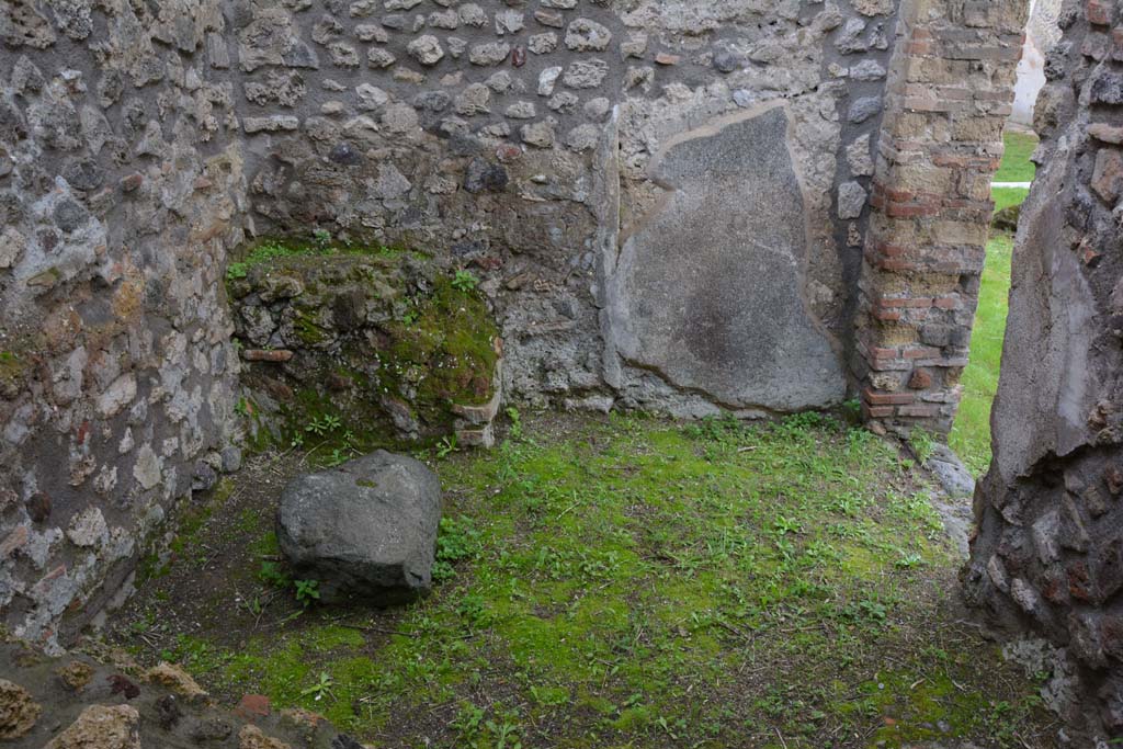 IX.5.18 Pompeii. March 2018. Room “h”, looking towards west end of kitchen/latrine, with doorway to atrium “b”, on right.
Foto Annette Haug, ERC Grant 681269 DÉCOR.