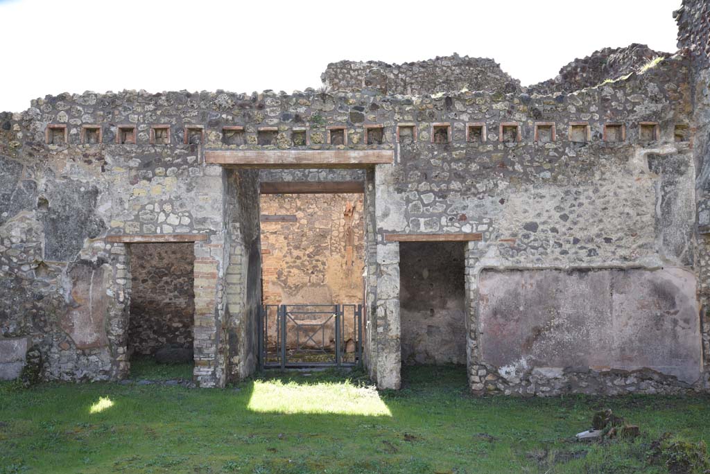 IX.5.18 Pompeii. March 2018.
Looking towards doorways to rooms on south side of atrium/courtyard garden, with doorway to room “h”, on left, and room “c”, on right, of entrance corridor, in centre.
Foto Annette Haug, ERC Grant 681269 DÉCOR.